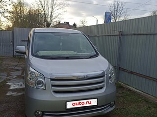 2010 Toyota Noah II (R70), серебристый, 980000 рублей, вид 2