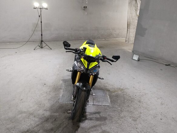 2026 Triumph Speed Triple, жёлтый, 1600000 рублей - вид 2