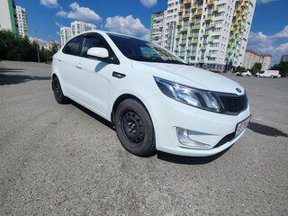 2013 Kia Rio 4-speed III, белый, 999000 рублей, вид 3