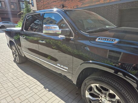 2020 Ram 1500 Quad Cab IV (DS/DJ), чёрный, 5150000 рублей, вид 5