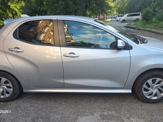 2021 Toyota Yaris IV, серебристый, 1200000 рублей, вид 2