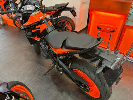 2023 KTM 890 Duke GP, оранжевый, 900000 рублей, вид 4
