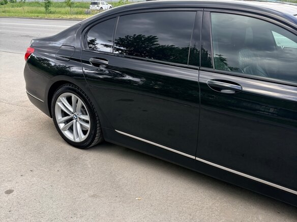 2017 BMW 7 серии Long 750Li xDrive VI (G11/G12), чёрный, 3800000 рублей - вид 3