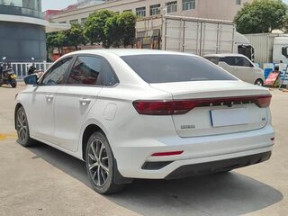 2025 Geely Emgrand II, серебристый, 1200000 рублей, вид 4