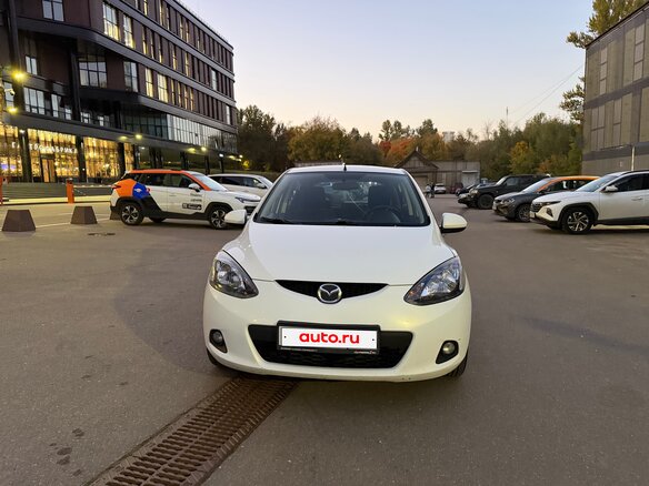 2009 Mazda 2 II (DE), белый - вид 1