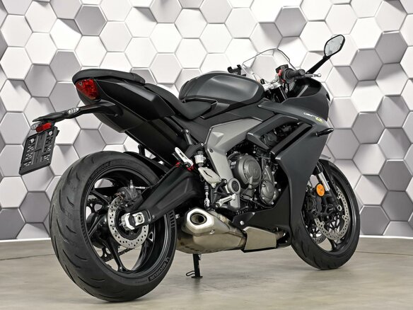 2024 Triumph Daytona 660, серый, 899000 рублей - вид 6