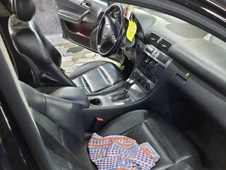 2004 Mercedes-Benz C-Класс 230 II (W203) Рестайлинг, чёрный, 800000 рублей, вид 3