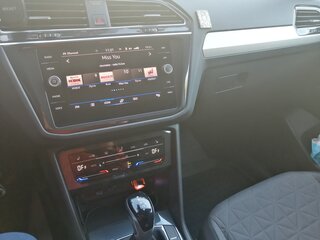 2021 Volkswagen Tiguan II Рестайлинг, чёрный, 3600000 рублей, вид 2