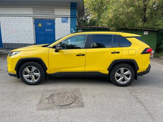 2019 Toyota RAV4 V (XA50), жёлтый, 2900000 рублей, вид 3