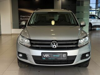 2014 Volkswagen Tiguan I Рестайлинг, серебристый, 957000 рублей, вид 2