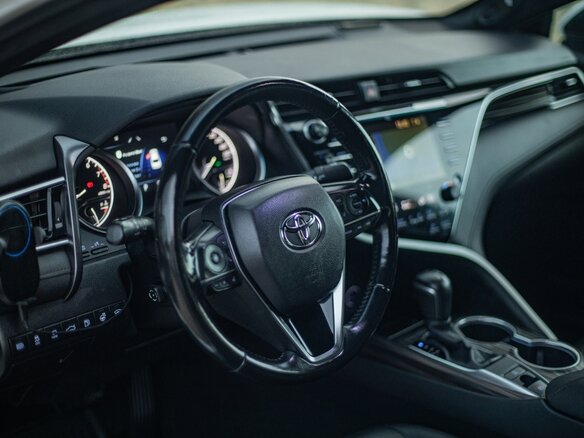 2019 Toyota Camry VIII (XV70), белый, 3500000 рублей - вид 18