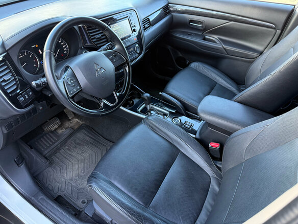 2017 Mitsubishi Outlander III Рестайлинг 2, белый, 1790000 рублей - вид 6