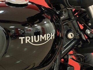 2023 Triumph Bonneville Bobber, чёрный, 2415000 рублей, вид 5