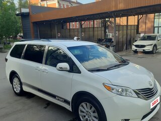 2016 Toyota Sienna III Рестайлинг, белый, 2350000 рублей, вид 2