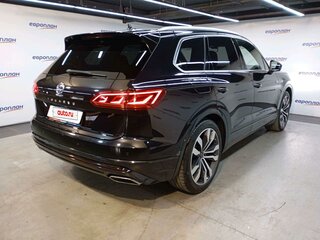 2018 Volkswagen Touareg III, чёрный, 3593850 рублей, вид 3