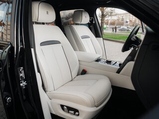 2025 Rolls-Royce Cullinan Black Badge I Рестайлинг (Series II), чёрный, 65000000 рублей, вид 2