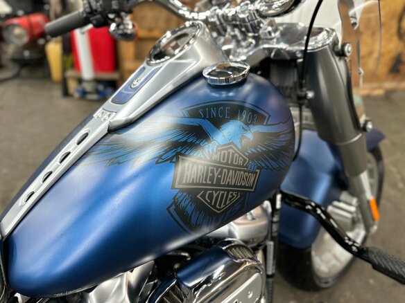 2018 Harley-Davidson Fat Boy, синий, 1990000 рублей - вид 10