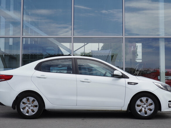 2015 Kia Rio III Рестайлинг, белый, 877000 рублей - вид 3