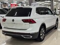 2023 Volkswagen Tiguan II Рестайлинг, белый, 2430000 рублей - вид 5