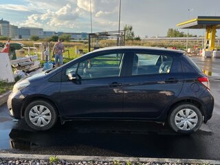 2013 Toyota Yaris III, фиолетовый, 680000 рублей, вид 3