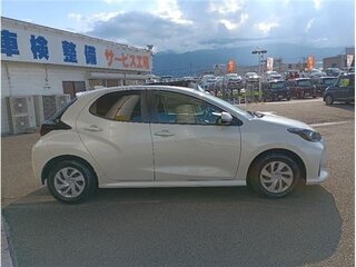 2022 Toyota Yaris IV, белый, 935000 рублей, вид 4