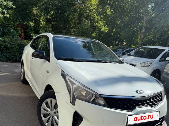 2021 Kia Rio IV Рестайлинг, белый, 1050000 рублей - вид 2