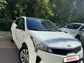 2021 Kia Rio IV Рестайлинг, белый, 1050000 рублей - вид 2
