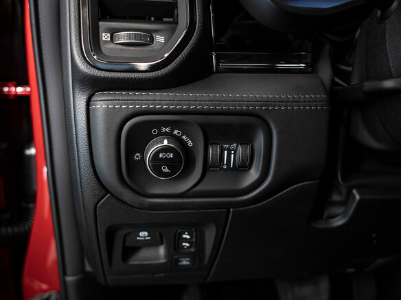2026 Ram 1500 Crew Cab V Рестайлинг, красный - вид 13