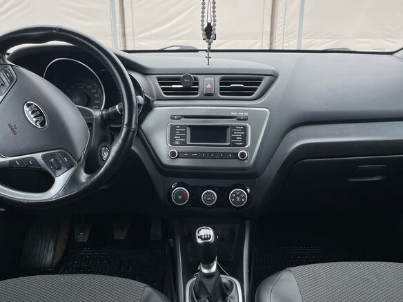 2017 Kia Rio III Рестайлинг, белый, 1250000 рублей - вид 5