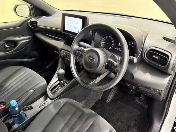 2025 Toyota Yaris IV Рестайлинг, белый, 1485678 рублей - вид 12