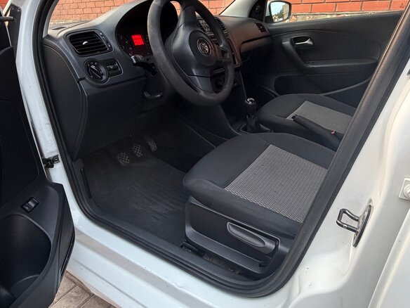 2013 Volkswagen Polo V, белый, 500000 рублей - вид 2