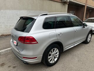 2014 Volkswagen Touareg II, серебристый, 2300000 рублей, вид 2