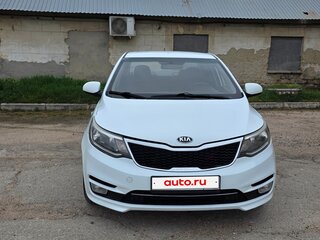 2017 Kia Rio III Рестайлинг, белый, 640000 рублей, вид 3