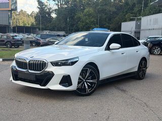 2026 BMW 5 серии 530i xDrive VIII (G60/G61/G68), белый, 9290000 рублей, вид 1