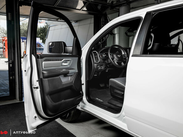 2023 Ram 1500 Crew Cab eTorque V, белый, 6650000 рублей - вид 13