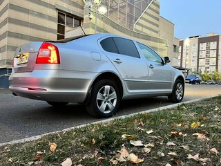 2013 Skoda Octavia II (A5) Рестайлинг, серый, 800000 рублей, вид 2
