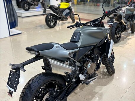 2026 Husqvarna Svartpilen 801, серый, 1350000 рублей, вид 5