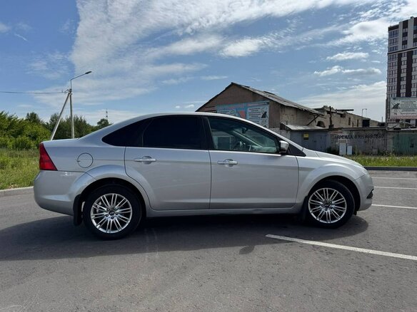 2011 Ford Focus II Рестайлинг, серебристый, 500000 рублей - вид 1