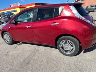 2012 Nissan Leaf (EM57) I (ZE0/AZE0), красный, 700000 рублей, вид 5