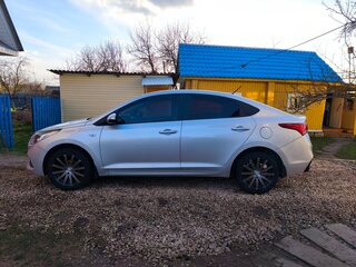 2017 Hyundai Solaris II, серебристый, 990000 рублей, вид 4