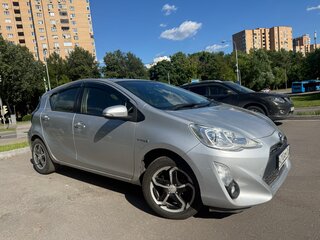 2016 Toyota Aqua I Рестайлинг, серебристый, 750000 рублей, вид 1