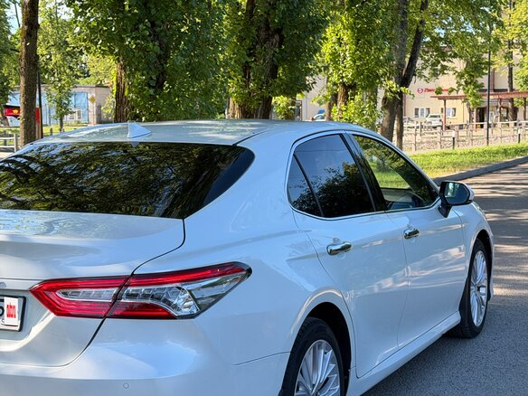 2019 Toyota Camry VIII (XV70), белый, 2000000 рублей - вид 7