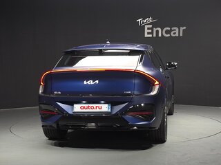 2024 Kia EV6 I Рестайлинг, синий, 5930548 рублей, вид 4