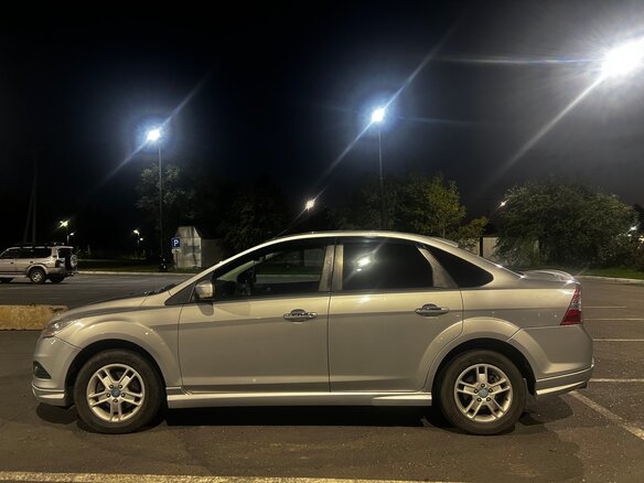 2010 Ford Focus II Рестайлинг, серебристый, 500000 рублей - вид 4