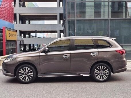 2021 Mitsubishi Outlander III Рестайлинг 3, коричневый, 1980000 рублей, вид 5