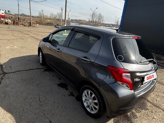2015 Toyota Vitz III (XP130) Рестайлинг, серый, 780000 рублей, вид 3