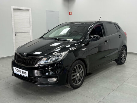 2016 Kia Rio III Рестайлинг, чёрный, 900000 рублей, вид 1