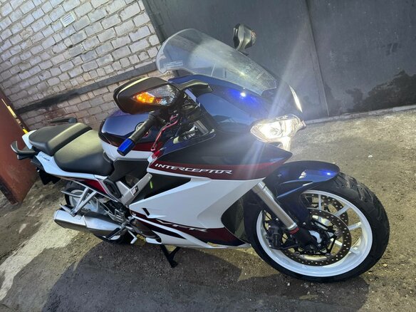 2020 Honda VFR 800, белый, 1000000 рублей - вид 4