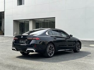 2025 BMW 5 серии Long 530Li VIII (G60/G61/G68), чёрный, 5700000 рублей, вид 4