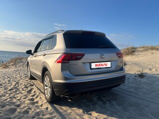 2017 Volkswagen Tiguan II, серебристый, 2120000 рублей, вид 2